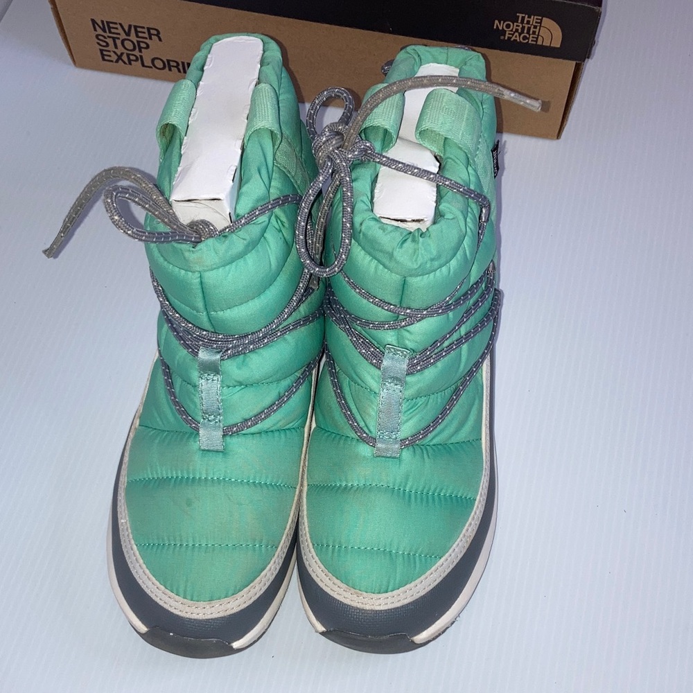 The north face woman’s Thermoball lace up wp teal size 8